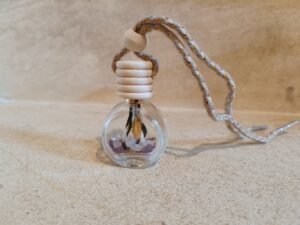 Fiole "prestige" avec améthyste, perles de rocaille tressage et breloque plume