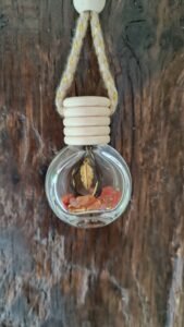 Fiole prestige avec agate rouge, perles de rocaille, tressage et breloque plume