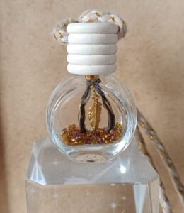 Fiole prestige avec perles de rocaille, avec tressage et breloque plume